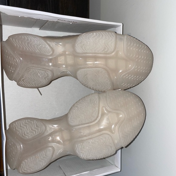 Very comfortable athletic sneakers with built in memory foam cushion - Picture 3 of 3